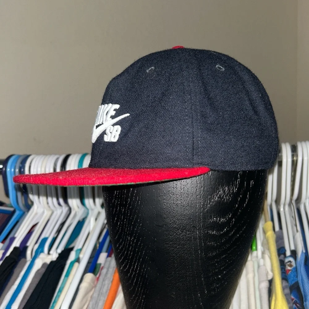 Rare Nike SB Red Black Leather Strap Adjustable SnapBack Hat Cap Skateboard